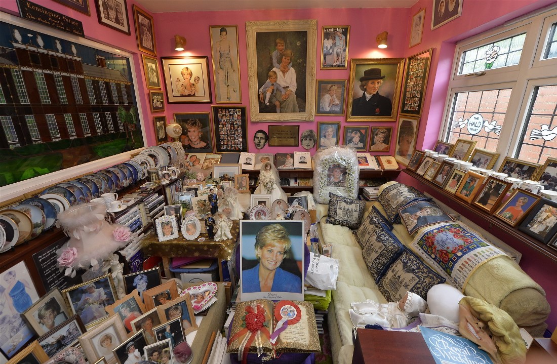 Комната «Диана» находится в доме Маргарет Тайлер на западе Лондона. Коллекционер оформил внутреннюю часть своего дома как святыню королевской семьи Британии и собрал сотни предметов, связанных с этим.