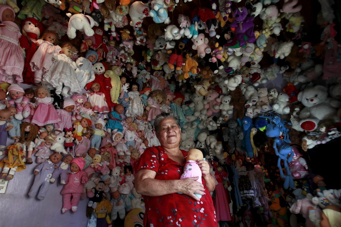 70-летняя Андреа Рохас позирует со своей коллекцией кукол у себя дома в Эредии, Коста-Рика. Рохас занимается сбором кукол уже более двадцати лет, ее коллекция насчитывает 4500 экземпляров.
