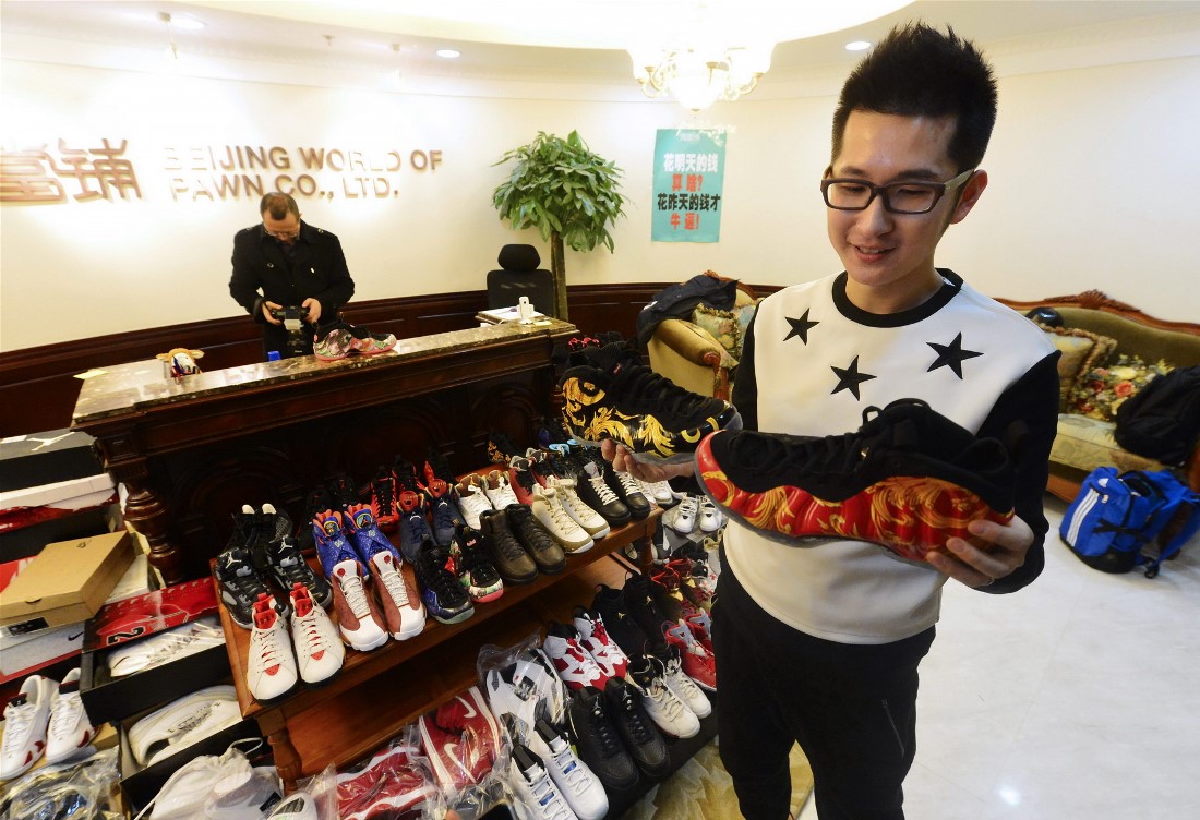 Мужчина заложил ломбарду 283 пары кроссовок Nike Air Jordan из своей коллекции за миллион юаней (160 000 долларов США), которые необходимы для первоначального взноса на новую квартиру. Он собирал кроссовки более 10 лет.