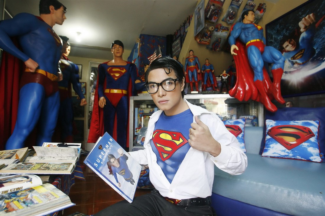 Герберт Чавес позирует со своей коллекцией Супермена в своем доме в Calamba Laguna, к югу от Манилы.