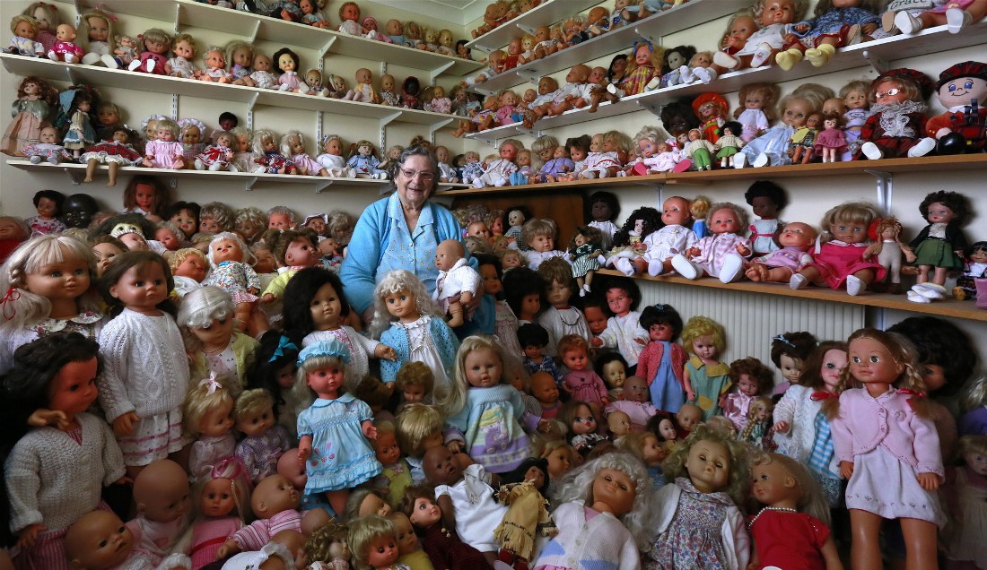 Мэри Хики позирует с коллекцией кукол у себя дома в Ашборне, Ирландия. Хики собирает кукол более тридцати лет.