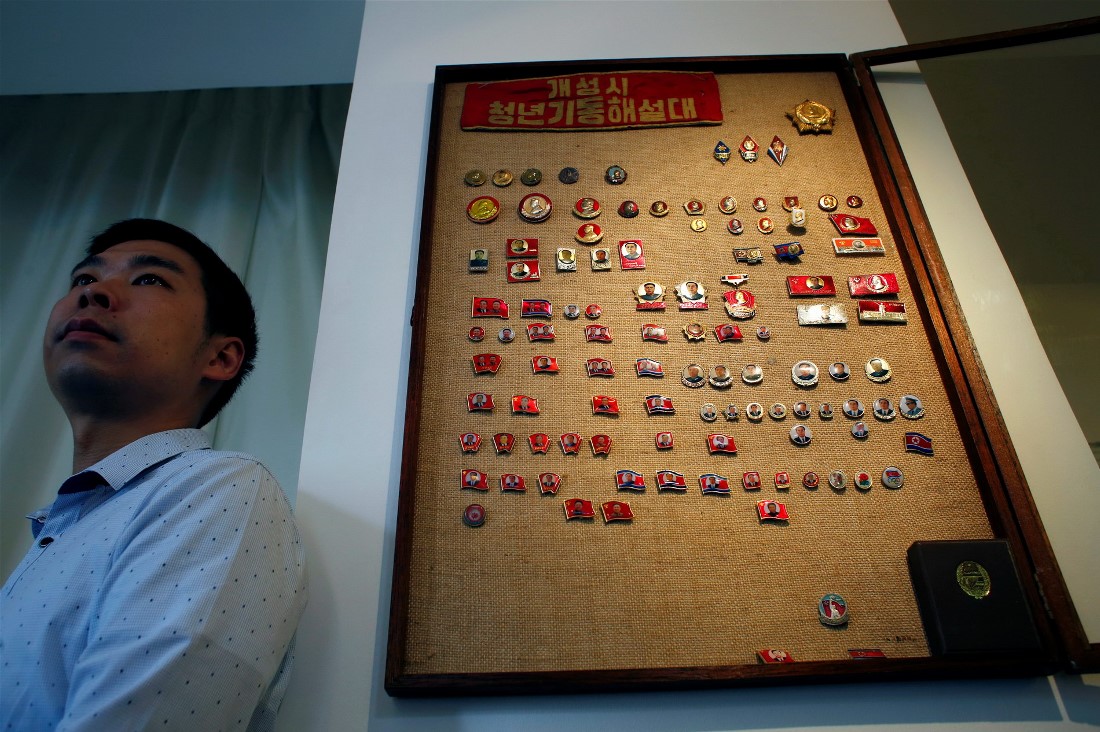 Коллекционер Томас Хуэй, бывший сотрудник банка в Гонконге, который увлечен северокорейскими значками, собрал более 100 значков с бывшими лидерами Ким Ир Сеном и Ким Чен Иром.
