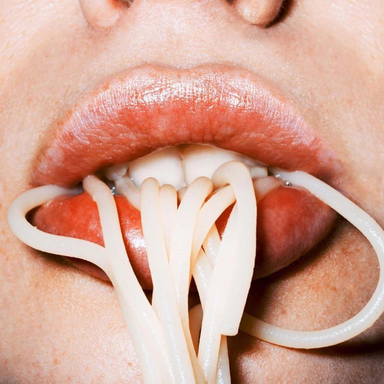 Чувственные фотографии женских губ крупным планом (18 фото)