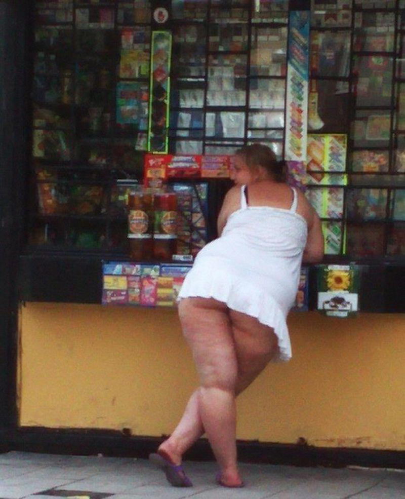 Под толстухой. Толстая женщина на улице. Толстая девушка на Ушице.