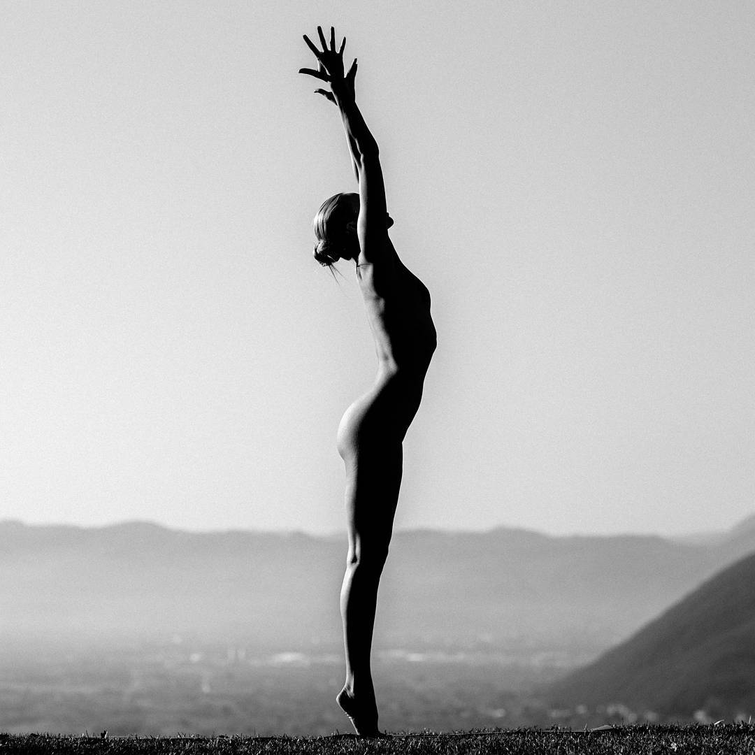 Голая йога набирает популярность в Instagram (25 фото)