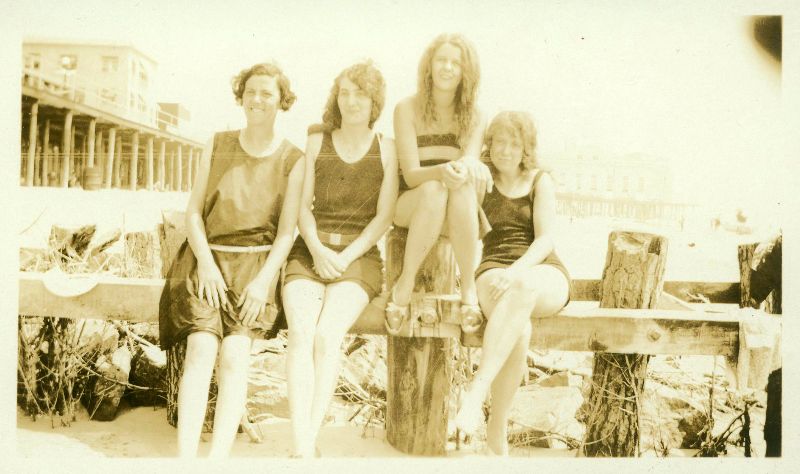 Женщины в костюмах для купания 1920-х годов (45 фото)