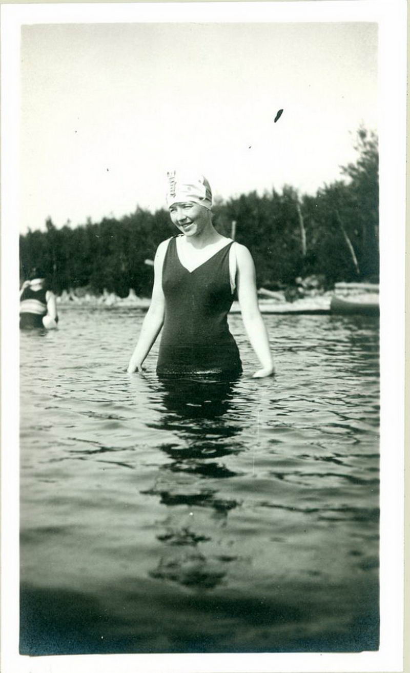 Женщины в костюмах для купания 1920-х годов
