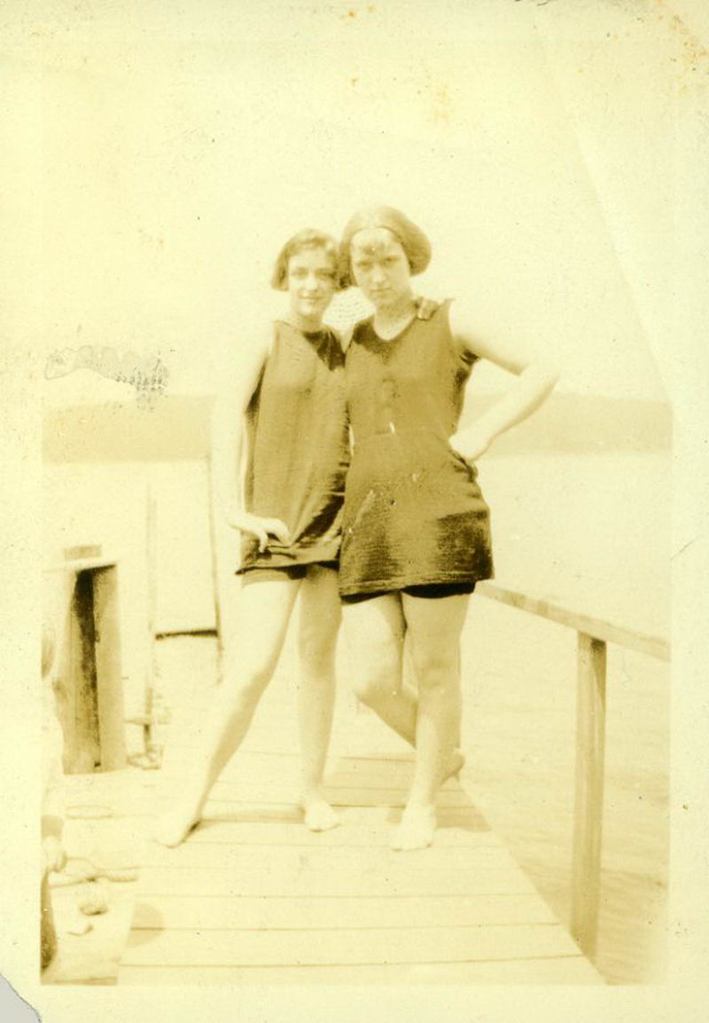 Женщины в костюмах для купания 1920-х годов