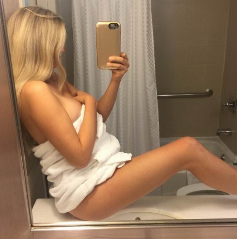 Стройная блондинка развлекается в ванной