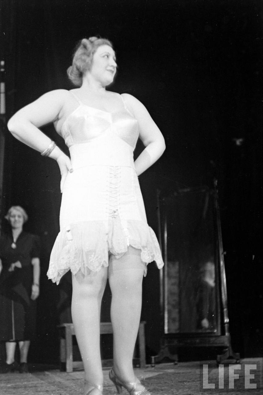 За кулисами показа нижнего белья 1940 года (35 фото)