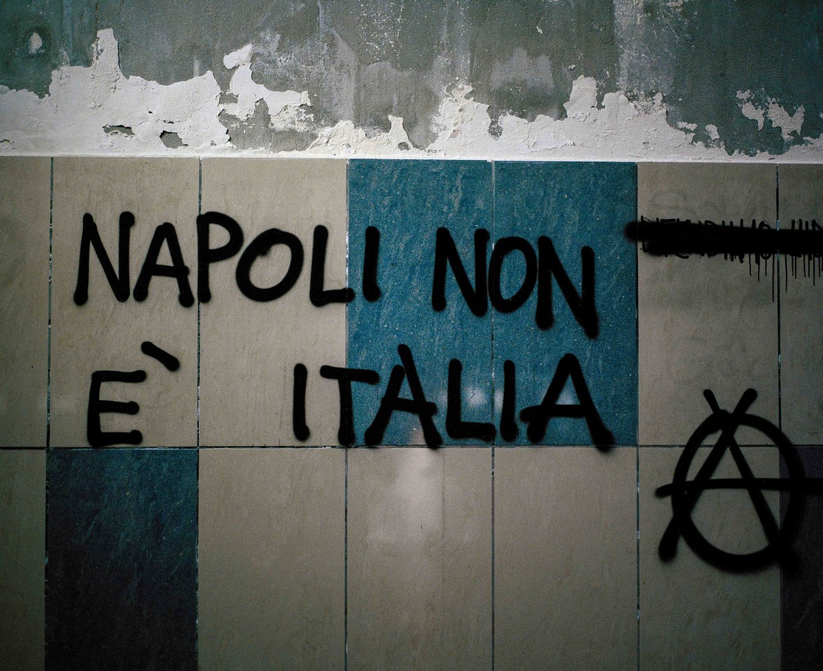 «Увидеть Неаполь и умереть»: жизнь в мафиозном городе на снимках Сэма Грегга (25 фото)