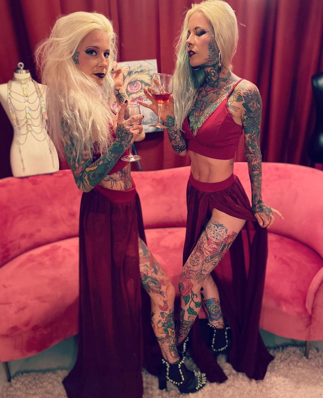 Алина и Алена татуированные близняшки